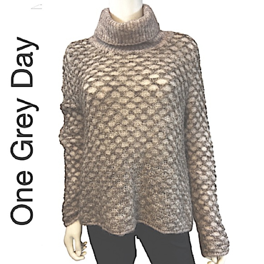 ONE GREY DAY. REVOLVE. EUC. Gorgeous cozy cream & beige cowl neck knit sweater.S